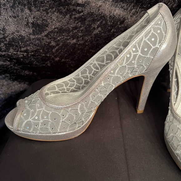 Adrianna Papell NWB Women’s Sterling Silver Foxy Platform Pumps. Size 7M BR297 - Picture 3 of 6